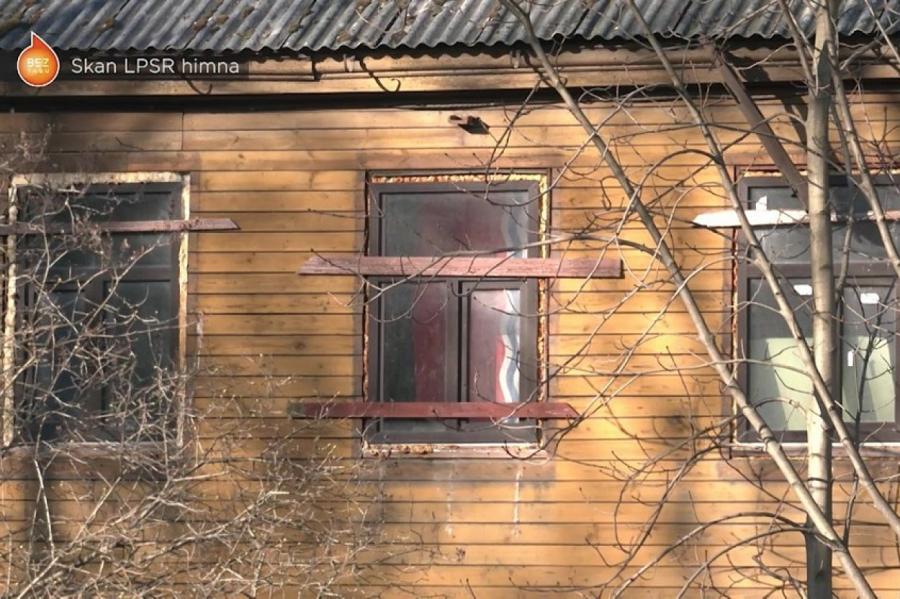 Занавески такие! Бдительные рижане негодуют по поводу окна с флагом ЛССР
