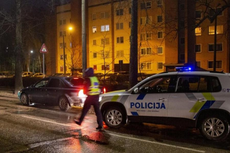 Еще одна ночь домоседства: один из нарушителей напал на машину полиции