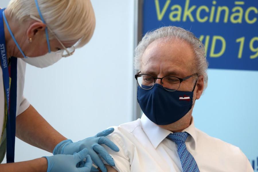 Пожилых людей надо уговаривать вакцинироваться