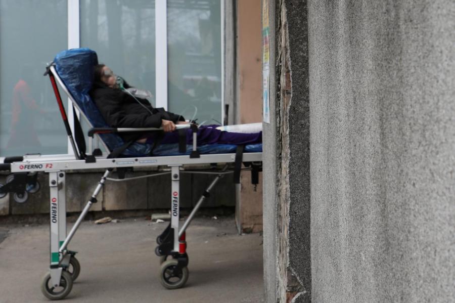 Газета выяснила, почему в Латвии столь высокая смертность от Covid-19