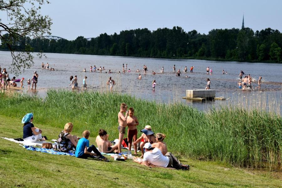 Пора купаться? Измерили температуру воды в рижских водоемах