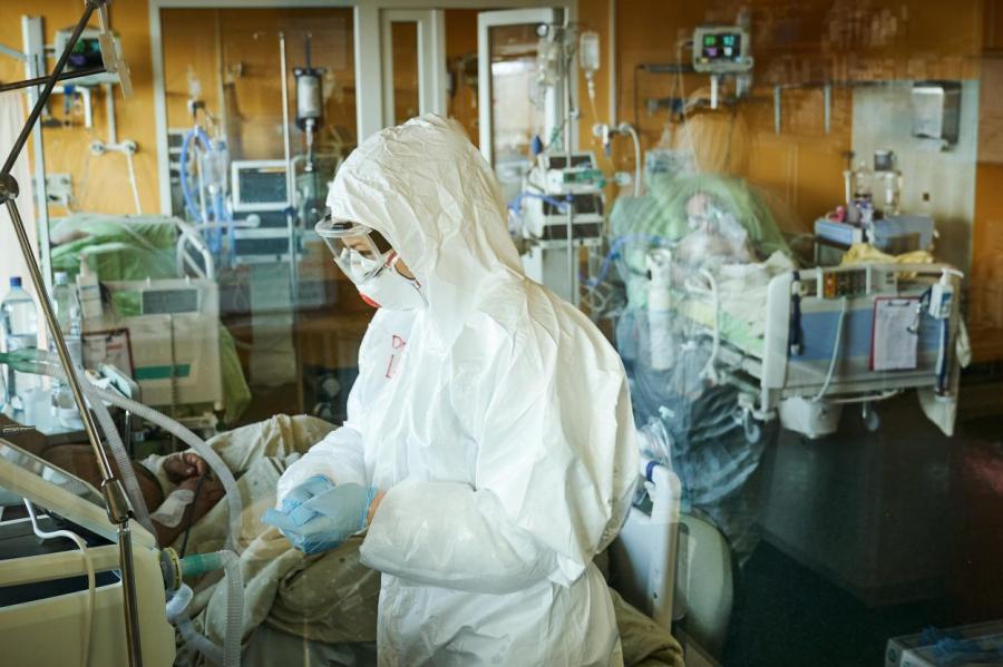 Объявлено, сколько людей в Латвии умерло непосредственно от Covid-19