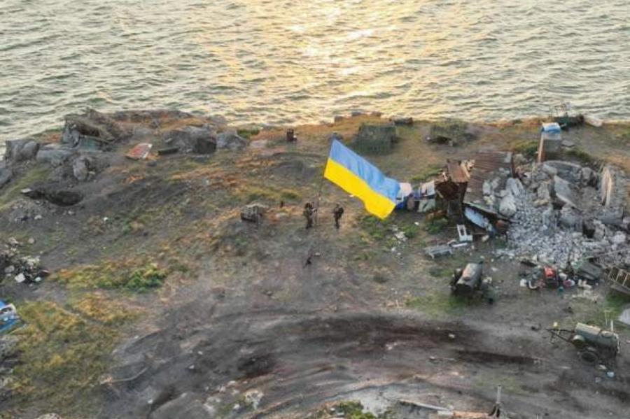 Украинские военные вернули на остров Змеиный государственный флаг