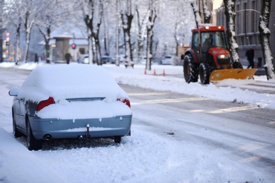 В Риге водителям, не убравшим снег вокруг авто, грозит штраф до 350 евро