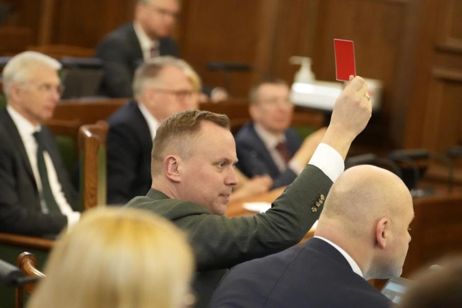 "Мы так месяцами можем сидеть на чемоданах" - депутат Сейма