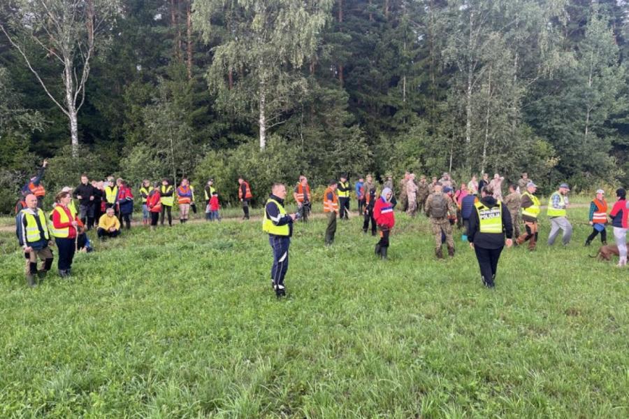 В Валмиерском крае старика удалось найти в болоте через два дня