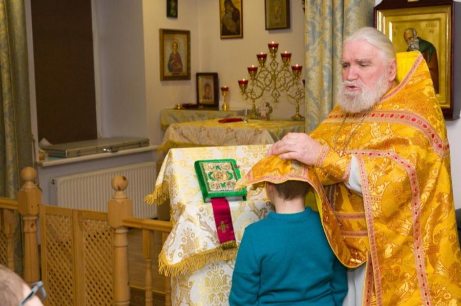 Отец Сергий совершает таинство исповеди в Детском центре св. Софии. Отец Сергий совершает таинство исповеди в Детском центре св. Софии.