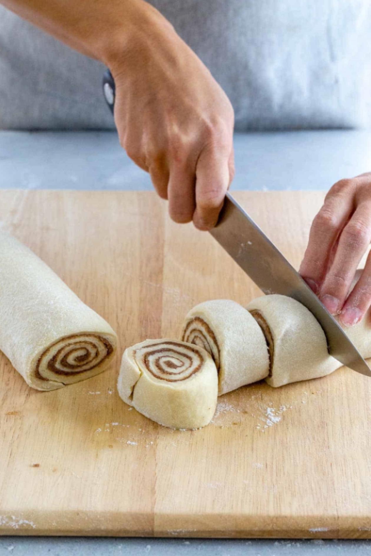 Булочки-улитки синнабоны с яблоком и корицей Булочки-улитки синнабоны с яблоком и корицей