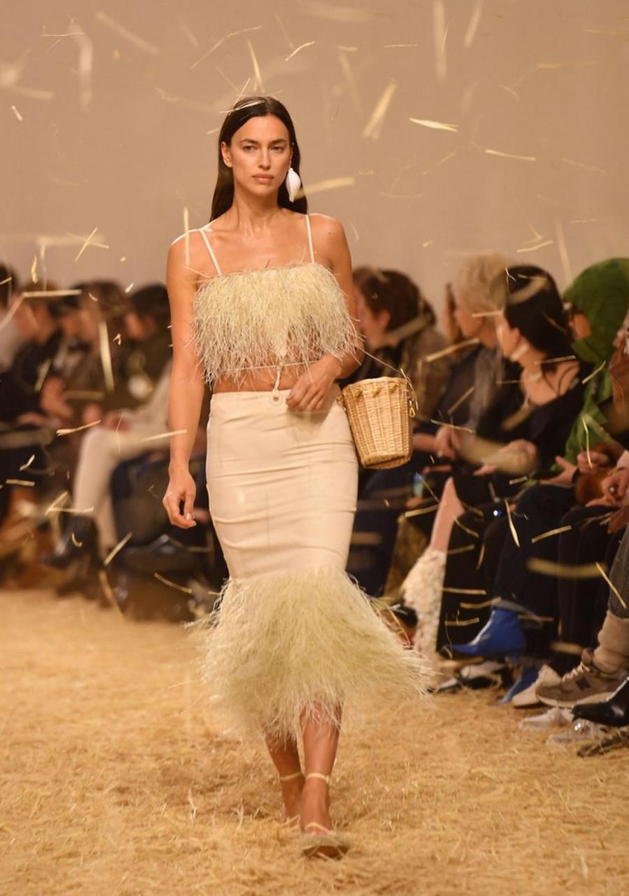 Ирина Шейк на показе Jacquemus Ирина Шейк на показе Jacquemus