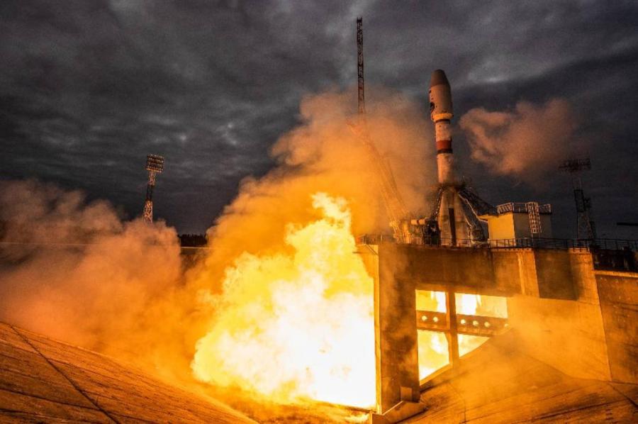 Ракета к Луне стартовала с наклоном. Ракета к Луне стартовала с наклоном.