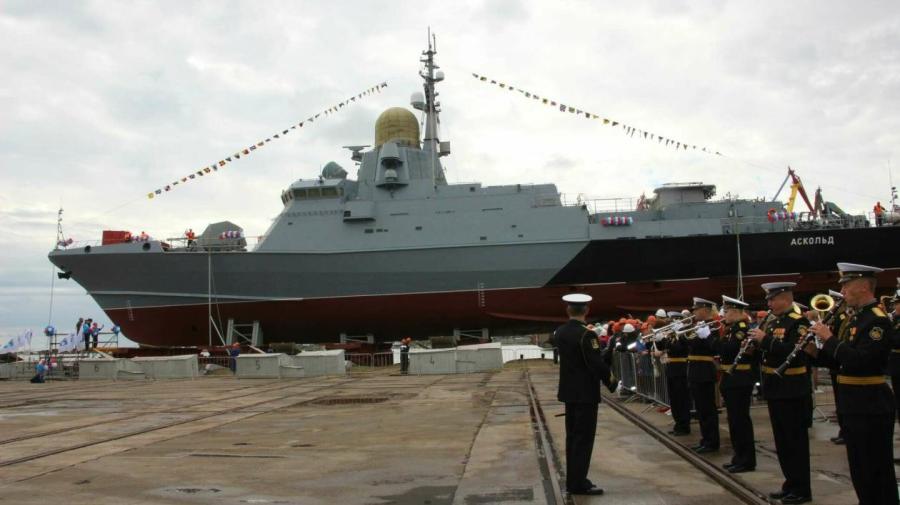 Спуск на воду происходил в торжественной обстановке. Спуск на воду происходил в торжественной обстановке.