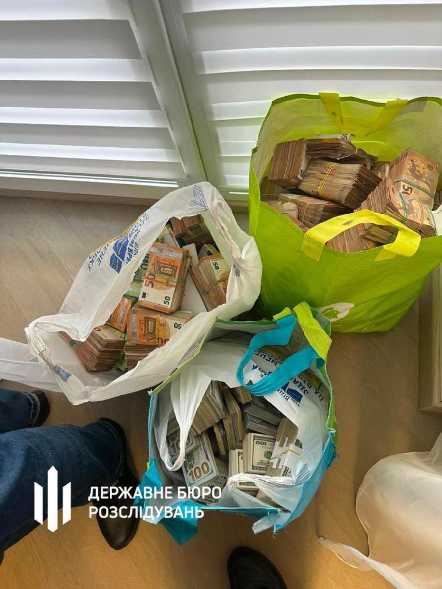 Небрежность хранения показывала, что денег хватает. Небрежность хранения показывала, что денег хватает.