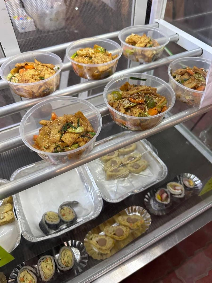 За один-два доллара предлагается вкусная и питательная еда. За один-два доллара предлагается вкусная и питательная еда.
