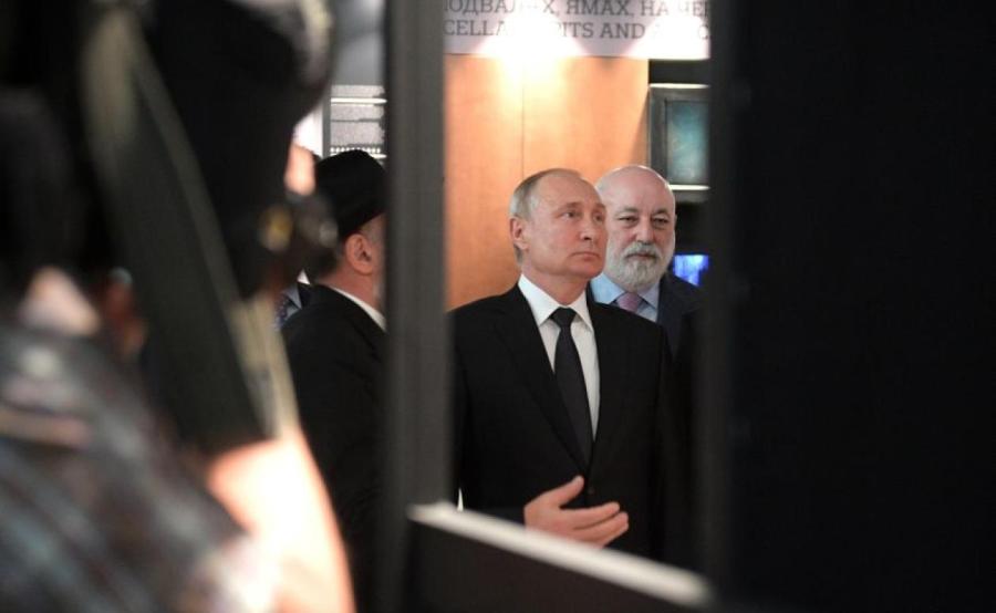 Вексельберг весьма близок к Путину. Вексельберг весьма близок к Путину.